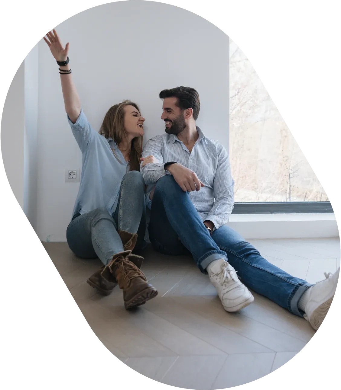 Un couple à leur domicile qui discute et sourit
