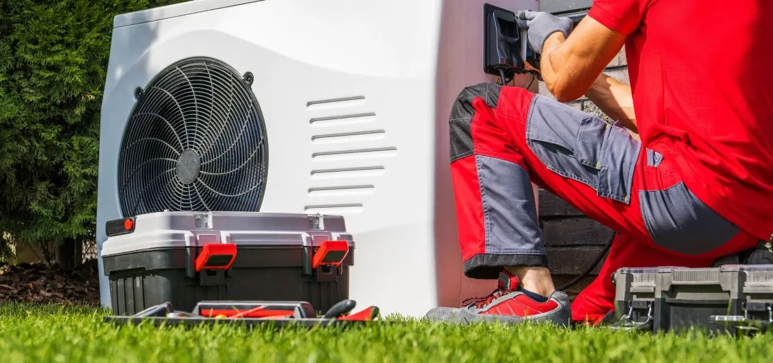 Un artisan professionnel réparant une pompe à chaleur